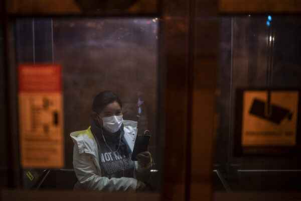 צעירה חובשת מסכה בספרד, במהלך מגפת הקורונה. עובדים צעירים צפויים להיפגע משמעותי במשבר הכלכלי. (צילום:  AP Photo/Felipe Dana)