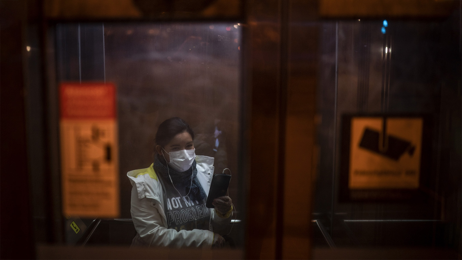 צעירה חובשת מסכה בספרד. 1 מתוך 6 הפסיקו לעבוד (צילום: AP Photo/Felipe Dana)