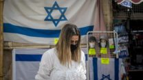 אנשים עומדים בצפירה ביום הזיכרון לשואה והגבורה תש"פ. (צילום: יונתן זינדל/פלאש90)