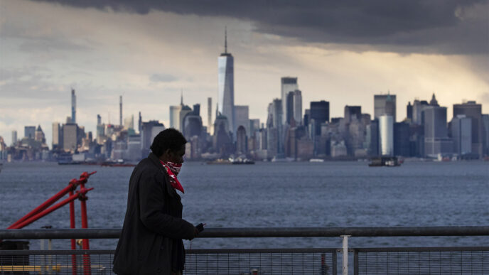 נוסע עם מסכה על המעבורת מסטייטן איילנד למנהטן בניו יורק. (צילום: AP Photo/Mark Lennihan)