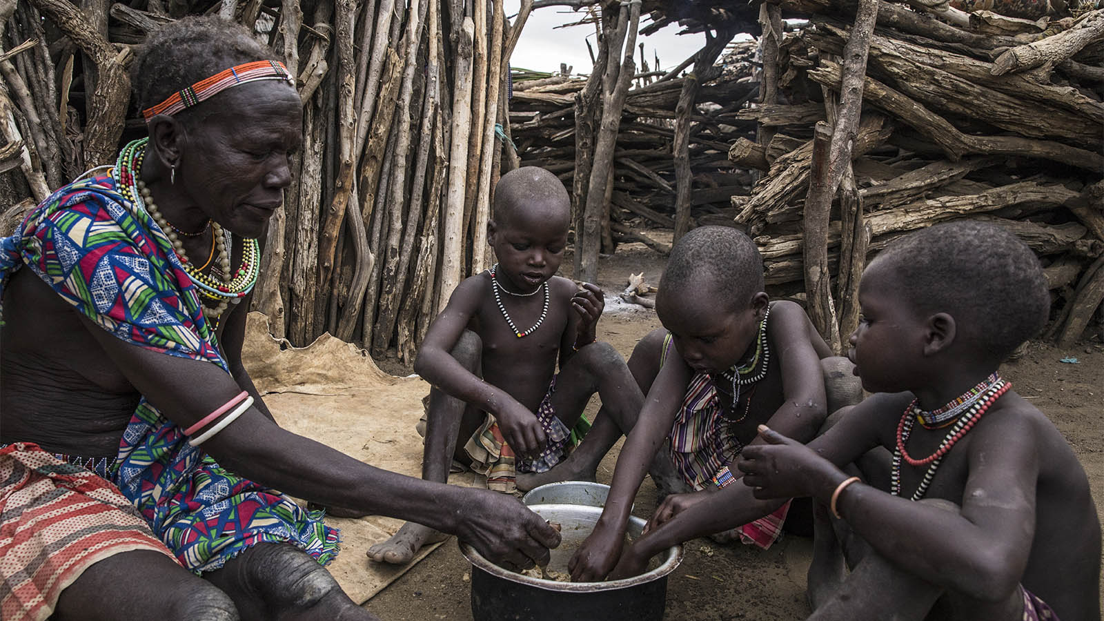משפחה בדרום סודאן מבשלת מזון שקיבלה מ'תכנית המזון העולמית' (Photo: WFP/Gabriela Vivacqua)