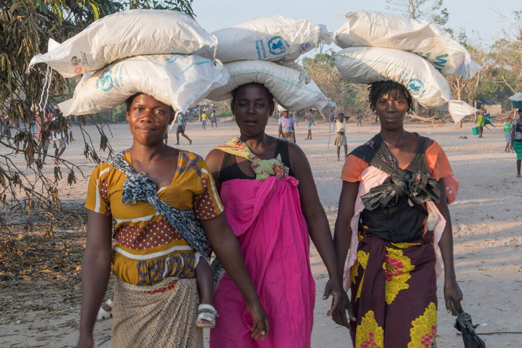 נשים במוזמביק מקבלות חבילות מזון מתכנית המזון העולמית, לאחר פגיעת הוריקן באזור. 29 במרץ 2020 (Photo: WFP/Rein Skullerud)