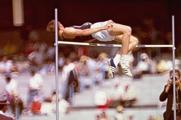קופץ הגובה דיק פוסברי באולימפיאדת מקסיקו סיטי  1968, כשהוא קופץ ב'שיטת פוסברי' (צילום AP)