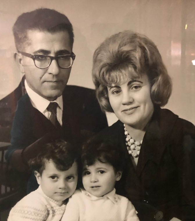 أنوش نكشيان (من اليمين) وشقيقها مع والديهم، هرانت وأربينة، في غزة. &quot;تزوج والداي في غزة، حيث ولدت، وبعد حرب الأيام الستة انتقلا إلى القدس&quot; (الصورة من الضيفة)