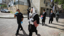 שוטרים בעיר בית שמש,  במאמץ למנוע את התפשטות נגיף הקורונה. 16 באפריל 2020. (צילום: יעקב לדרמן/פלאש90)
