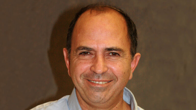 חנוך בן פזי. "חז"ל אומרים שבת הזוג היא הבית. מה הם אומרים בזה? שהחברות היא מושג הבית. מה מייצר את הבית? יחסים אנושיים" (צילום: אלבום פרטי)