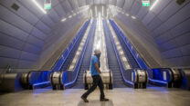 תחנת הרכבת יצחק נבון בירושלים ריקה בזמן משבר הקורונה. (צילום: יונתן זינדל/פלאש90)
