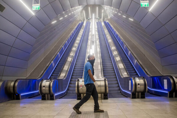 תחנת הרכבת יצחק נבון בירושלים ריקה בזמן משבר הקורונה. (צילום: יונתן זינדל/פלאש90)