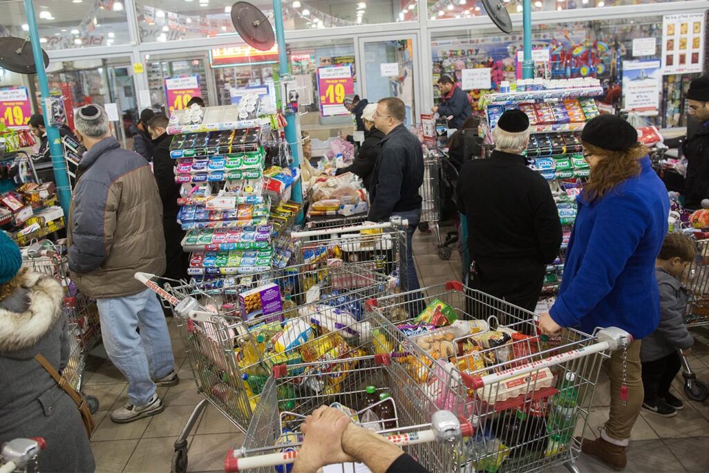 אנשים בתור לקופה בסופרמרקט (צילום ארכיון: יונתן זינדל/פלאש90)