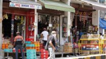 חנויות פתוחות בשוק בעיר אללהאבאד שבהודו (צילום: AP Photo/Rajesh Kumar Singh).