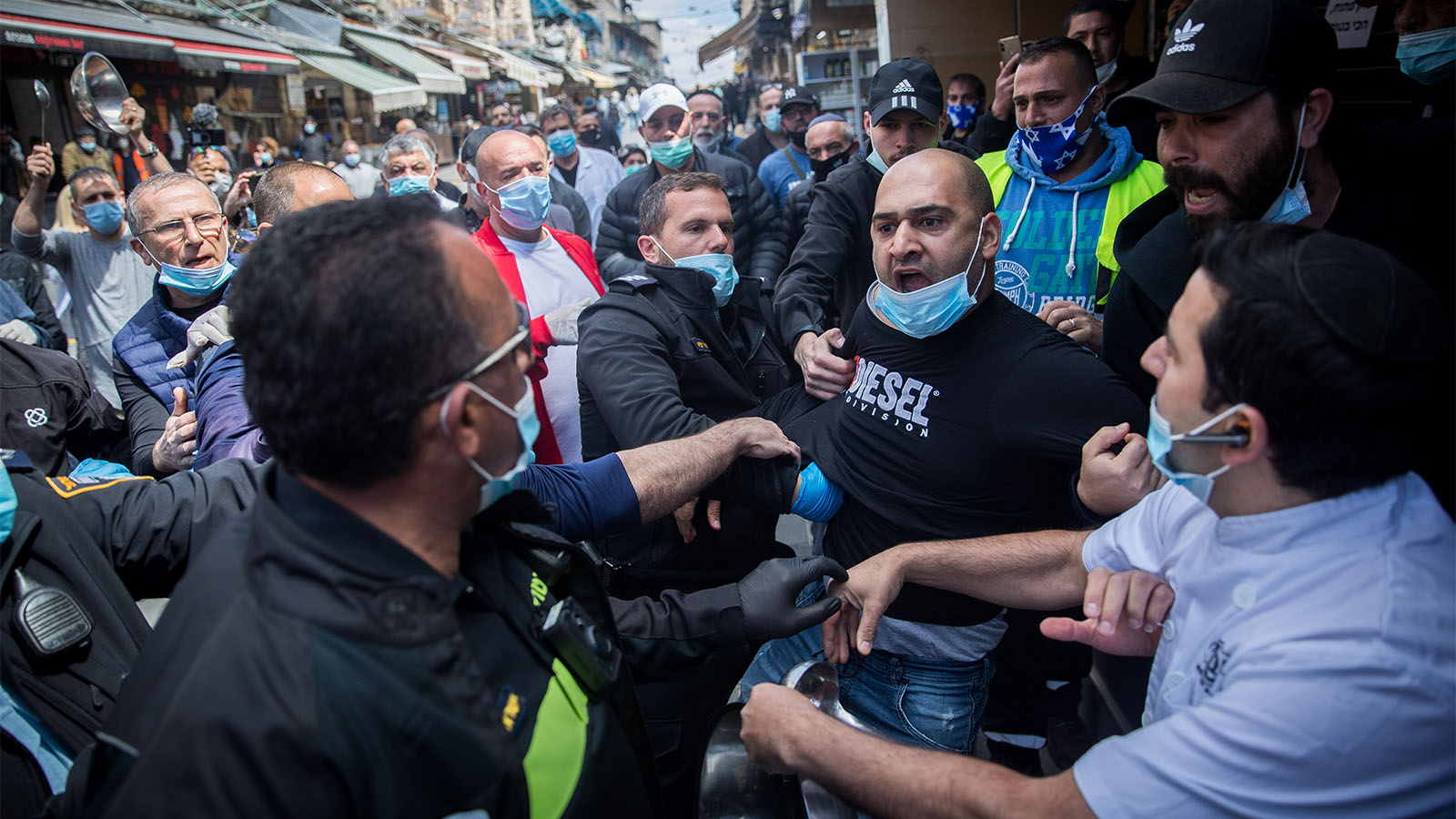 Machane Yehuda market merchants clashing with the police (Photograph: Yonatan Zindel/Flah90)