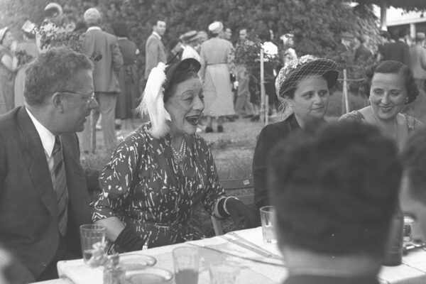 ורה ויצמן, רעייתו של נשיא המדינה חיים ויצמן (שניה משמאל) עם אורחים במסיבת יום העצמאות בבית הנשיא ברחובות. 13 במאי 1951 (צילום: פריץ כהן/לע"מ)