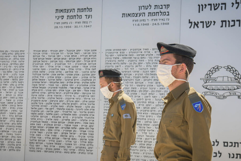 חיילים במשמר כבוד באנדטרה לחללי חיל השריון בלטרון, ביום הזיכרון לחללי מערכות ישראל תש"פ. (צילום: פלאש90)