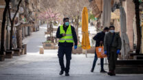 שוטר אוכף את הסגר ברחובות ירושלים בחג הפסח. (צילום: יונתן זינדל/פלאש90)