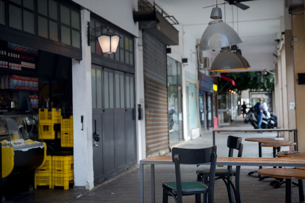 בתי קפה ומסעדות סגורות בתקופת הקורונה. (צילום: מרים אלסטר / פלאש90)