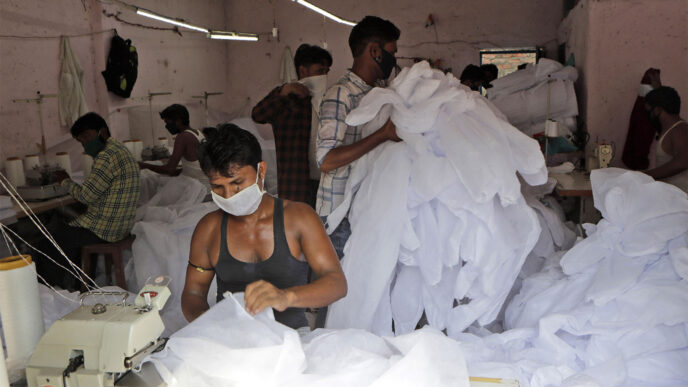 עובדים במתפרה בהודו מכינים ציוד מגן לאנשי צוות רפואי נגד מגפת הקורונה. 14 באפריל. (AP Photo/Rajanish Kakade)