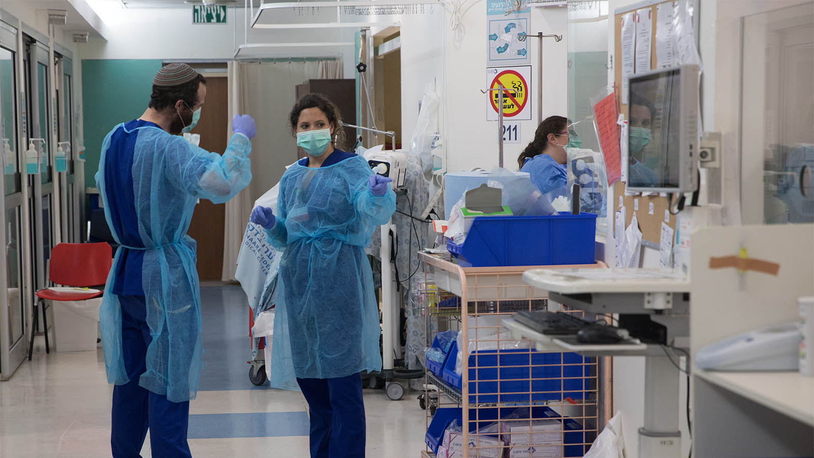 אנשי צוות רפואי בבית החולים שערי צדק בירושלים (צילום: נתי שוחט/פלאש90)