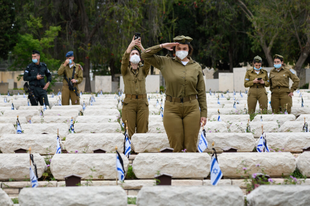 יום הזיכרון בבית הקברות נחלת יצחק (צילום ארכיון: יונתן בלום)