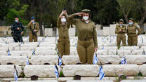יום הזיכרון בבית הקברות נחלת יצחק (צילום ארכיון: יונתן בלום)