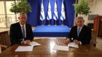 ראש הממשלה בנימין נתניהו ויו"ר כחול לבן בני גנץ חותמים על הסכם קואליציוני להקמת ממשלה, 20 באפריל 2020 (צילום: יח"צ)