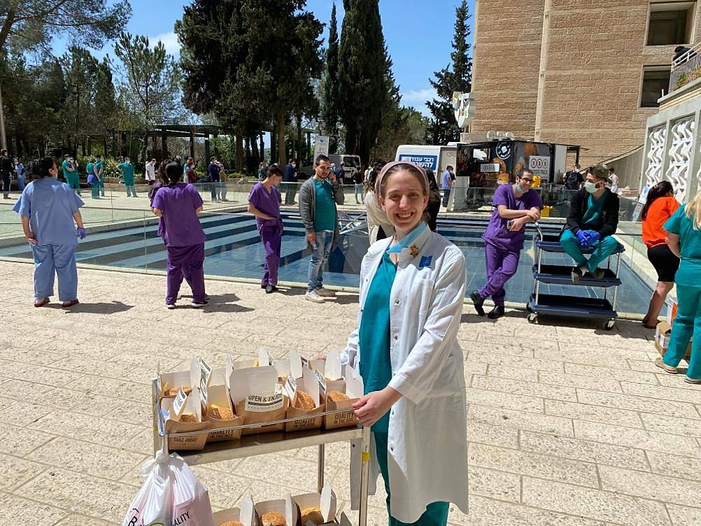 &quot;We sent out food trucks to feed hospital and MDA workers.&quot; A food truck delivering nourishment to frontliners in Hadasa Ein Kerem (Photograph: Histadrut)