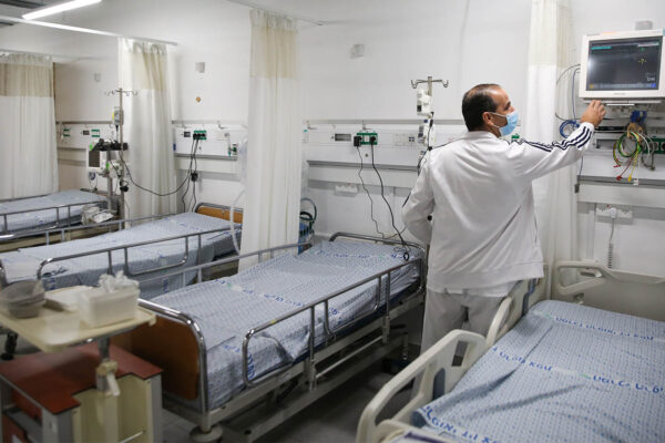 עובד צוות רפואי במחלקה לחולי קורונה בבית החולים זיו בצפת. 2 באפריל. (צילום: דוד כהן/פלאש90)