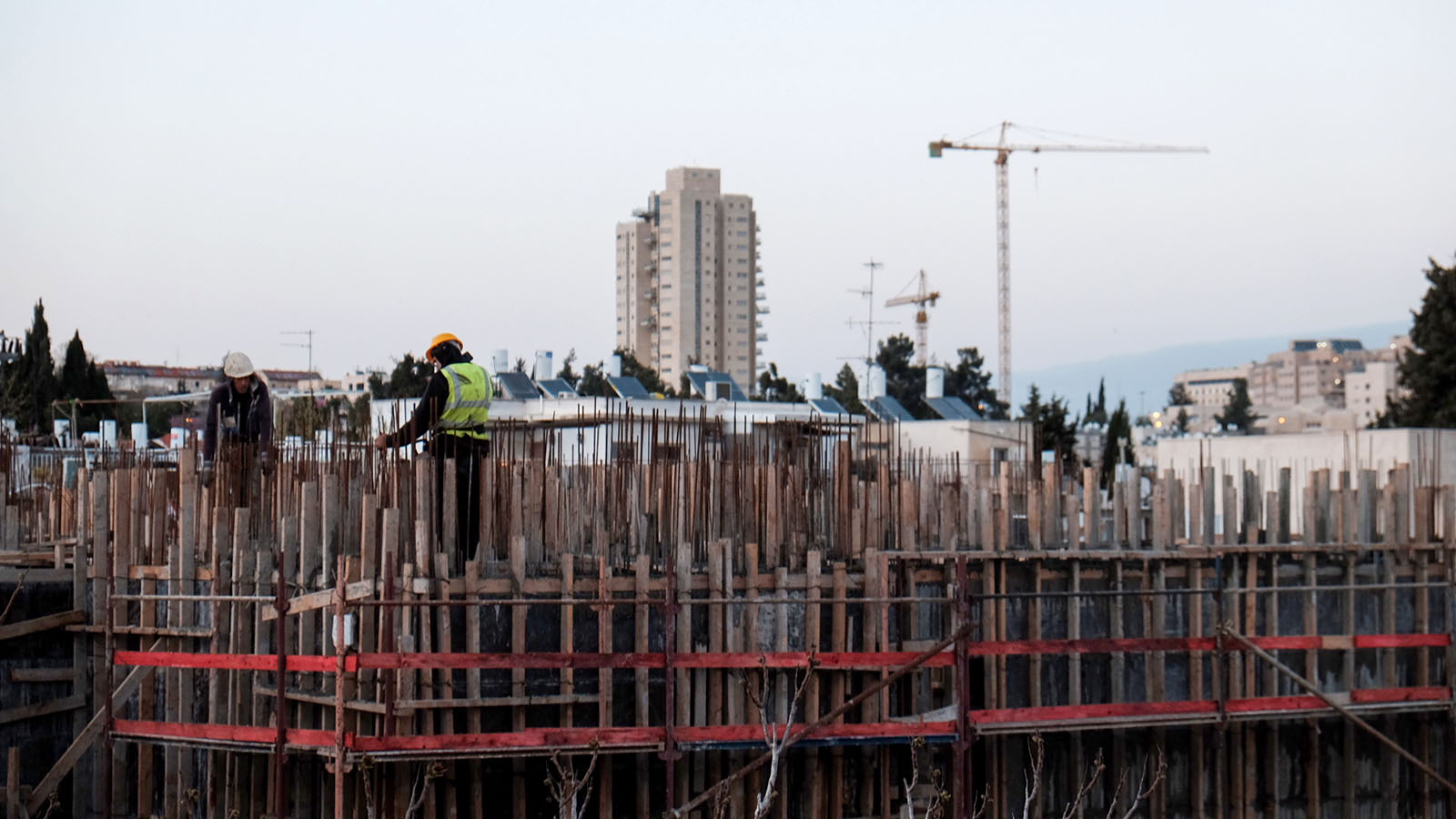 עובדי בניין באתר בנייה (צילום אילוסטרציה: דוד טברסקי)
