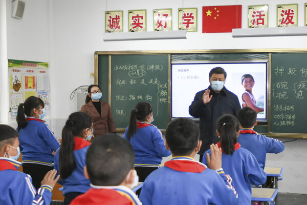נשיא סין שִי ג'ינפינג עם מסיכת פנים בביקור בבית ספר יסודי במחוז שאאנשי בסין (צילום: Xie Huanchi/Xinhua via AP).