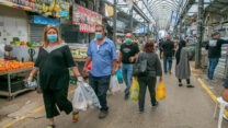 אנשים במסיכות קונים בשוק רמלה, 1 במאי 2020 (צילום: יוסי אלוני/פלאש90)