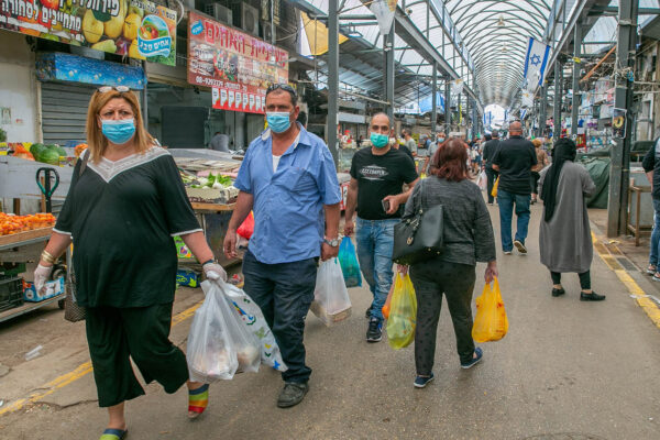 אנשים במסיכות קונים בשוק רמלה, 1 במאי 2020 (צילום: יוסי אלוני/פלאש90)