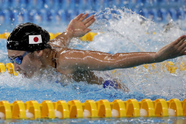 איקה ריקאקו היפנית במשחה 100 מטר בפרפר (AP Photo/Lee Jin-man) (AP Photo/Lee Jin-man)