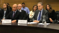 יו"ר כלל ביטוח דני נוה (מלפנים, מימין) ומנכ"ל כלל ביטול יורם נווה (מלפנים, שמאל) בועדה הפרלמנטרית לחקר מתן אשראי ללווים גדולים, 6 בינואר 2019. (ללא קרדיט)