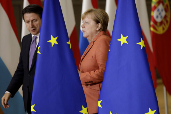 קנצלרית גרמניה אנגלה מרקל וראש ממשלת איטליה ג'וזפה קונטה. ארכיון.  (AP Photo/Olivier Matthys)