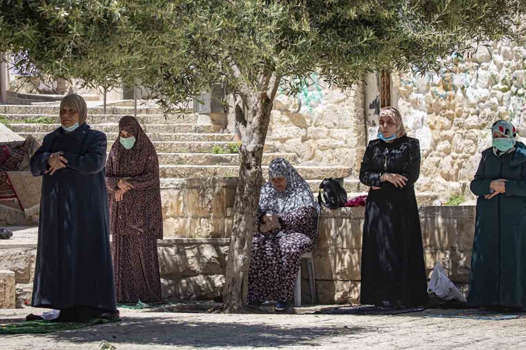 נשים מוסלמיות משתתפות בתפילת יום השישי של חודש הרמדאן בעיר העתיקה בירושלים, תחת המגבלות של התשפטות הקורונה, 1 במאי 2020. (צילום: אולבייה פיטוסי / פלאש 90)