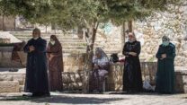 נשים מוסלמיות משתתפות בתפילת יום השישי של חודש הרמדאן בעיר העתיקה בירושלים, תחת המגבלות של התשפטות הקורונה, 1 במאי 2020. (צילום: אולבייה פיטוסי / פלאש 90)