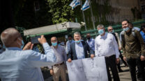 ראשי הרשויות הערביות מפגינים מול משרד האוצר, 4 במאי 2020 (צילום: יונתן זינדל/פלאש90)