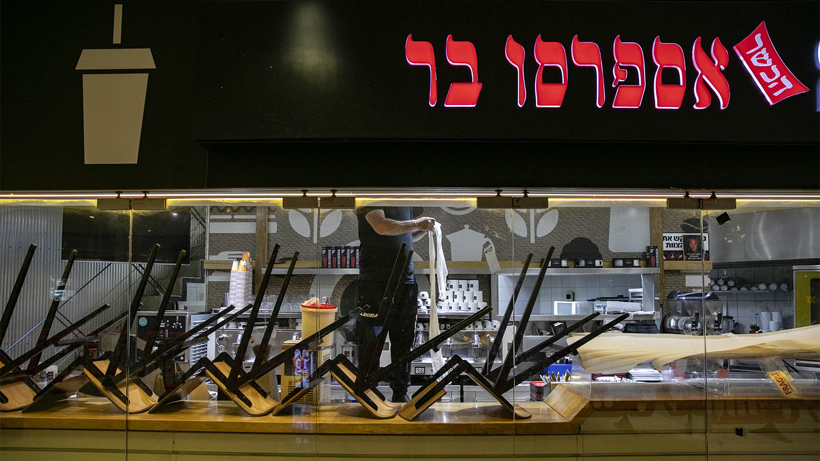 בית הקפה אספרסו בר נערכת לפתיחת קניון הדר בירושלים. מאי 2020 (צילום: אוליבר פיטוסי/פלאש90)