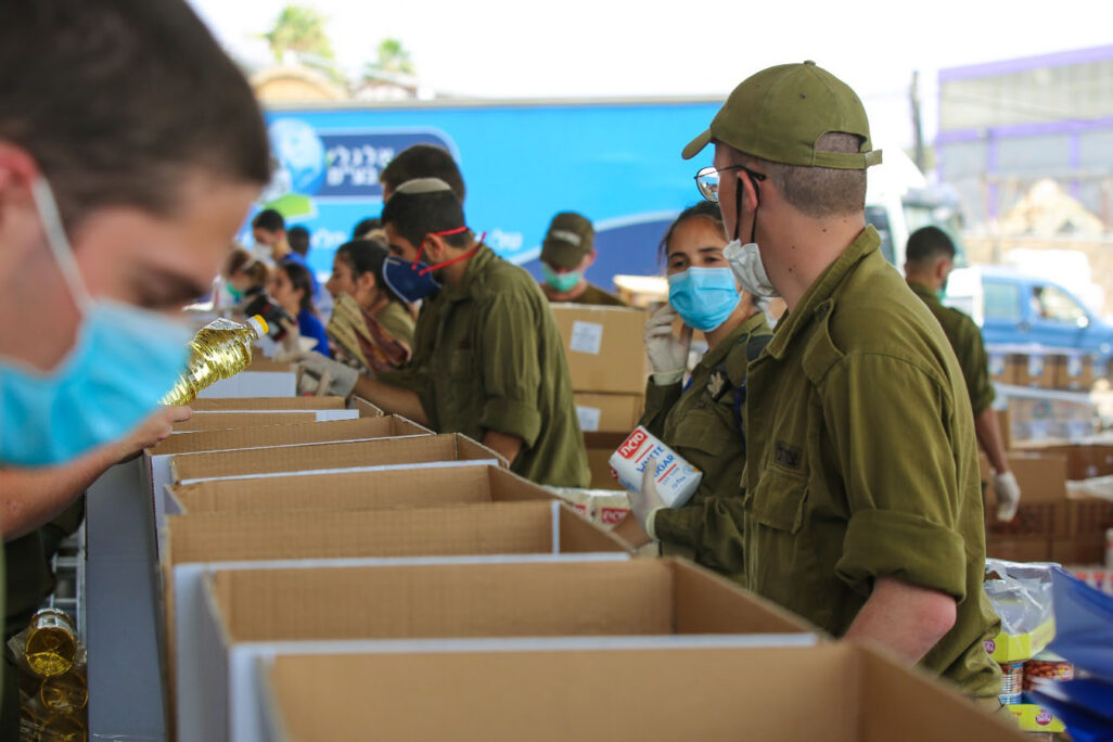 חיילים אורזים חבילות מזון במרכז הסיוע לאזרח של פיקוד העורף (קרדיט: דובר צה"ל) חיילים אורזים חבילות מזון במרכז הסיוע לאזרח של פיקוד העורף (קרדיט: דובר צה"ל)