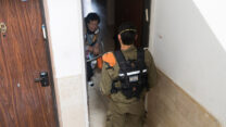 חייל במהלך פעילות המרכז לסיוע לאומי של פיקוד העורף (צילום: דובר צה"ל)