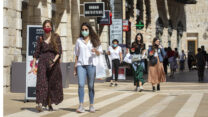 אנשים בקניון ממילא שנפתח מחדש, מאי 2020 (צילום: אוליביה פיטוסי/פלאש90)
