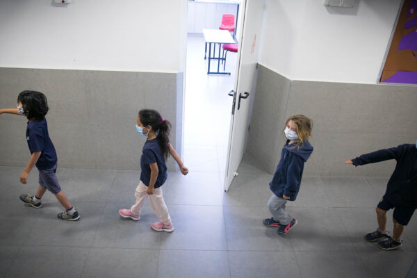 תלמידים בבית ספר עם החזרה ללימודים אחרי הסגר. 3 במאי. למצולמים אין קשר לכתבה. (צילום: אוליביה פיטוסי/פלאש90)