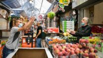 אנשים בשוק מחנה יהודה, לאחר הפתיחה מחדש. 7 במאי. (צילום: אוליביה פיטוסי/פלאש90)