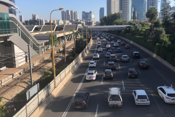 פקקים באיילון. תחנת סבידור מרכז הסגורה 7 במאי 2020 (צילום: עמר כהן)
