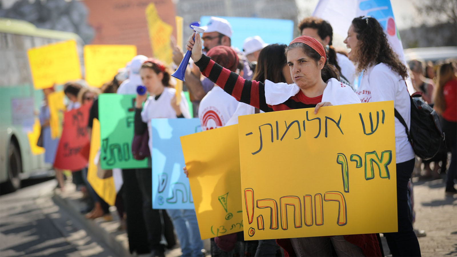 עובדים סוציאלים בהפגנה על אלימות נגדם (תמונת ארכיון: יונתן זינדל / פלאש 90)