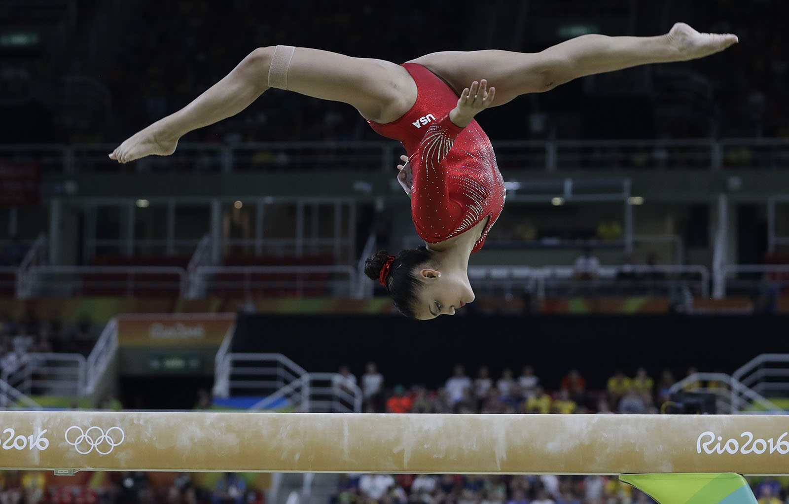 המתעמלת האולימפית לורי הרננדז בתרגיל הקורה באולימפיאדת ריו 2016. 15 באוגוסט. (AP Photo/Rebecca Blackwell)