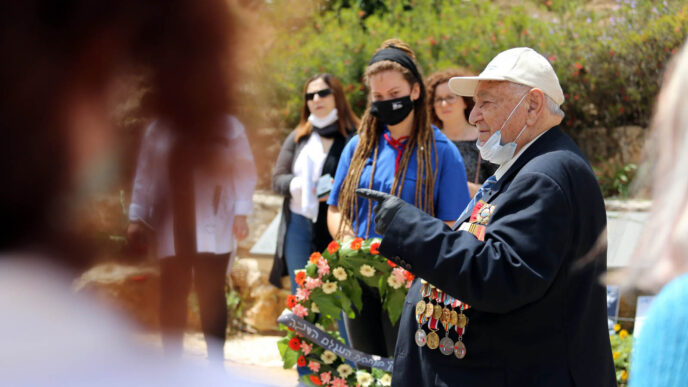 Avraham Greenzaid at last year’s memorial service for victims of the war against the Nazis (Photo: Rehovot Municipality)