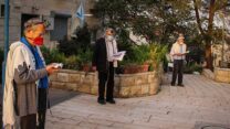 תפילה מחוץ לבית כנסת בישוב אפרת (צילום: גרשון אליסון / פלאש 90).