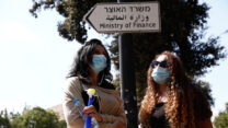 מפגינות מחוץ למשרד האוצר בירושלים.  (צילום: קובי וולף)