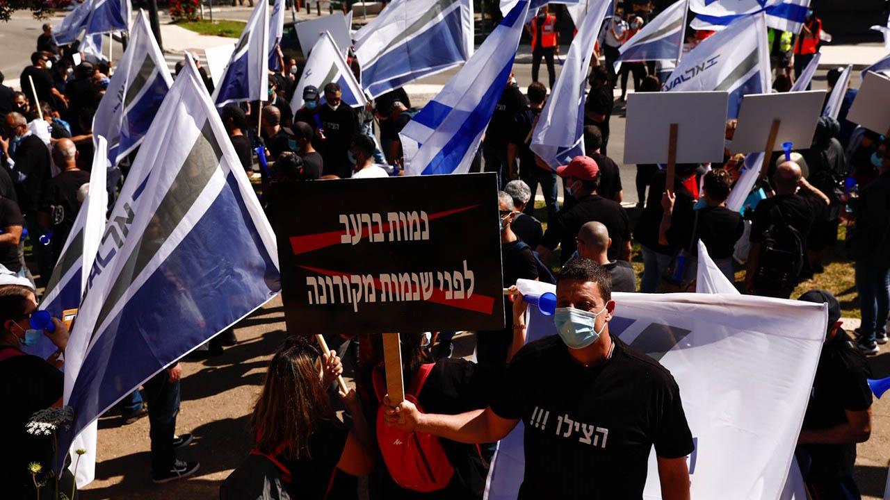 EL AL employees demonstrated in front of the Ministry of Finance in Jerusalem (Photograph: Koby Wulf)