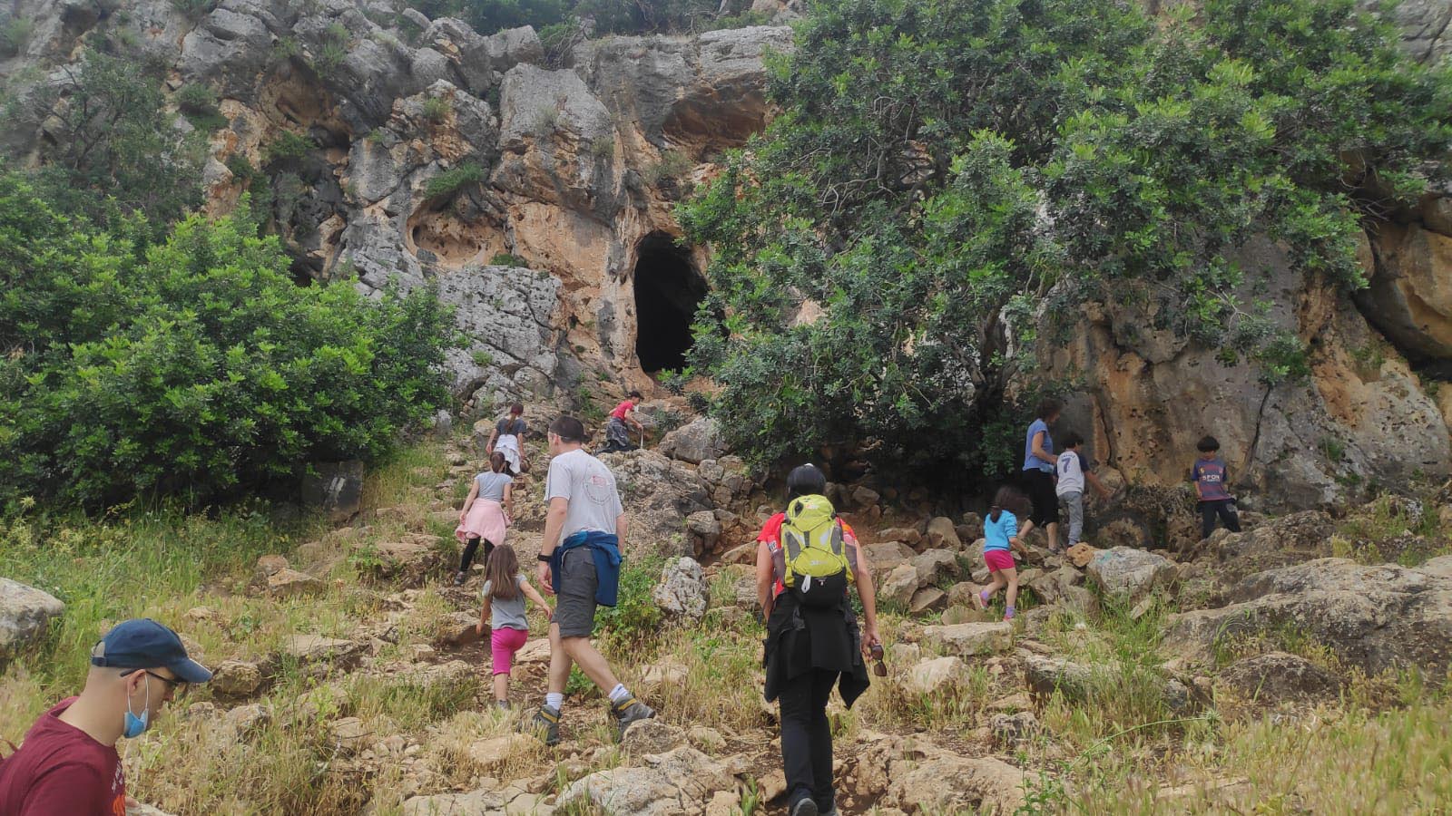 מטיילים במערת אצבע פארק הכרמל, בשבת הראשונה להקלות (צילום: רן פרץ רשות בטבע והגנים)